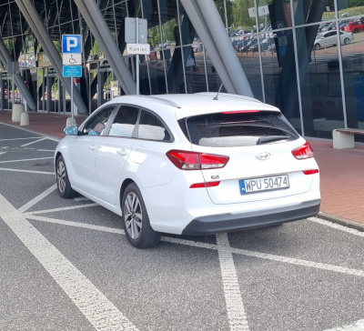 Samochód Bubi-Trans przy trasie lotniskowej